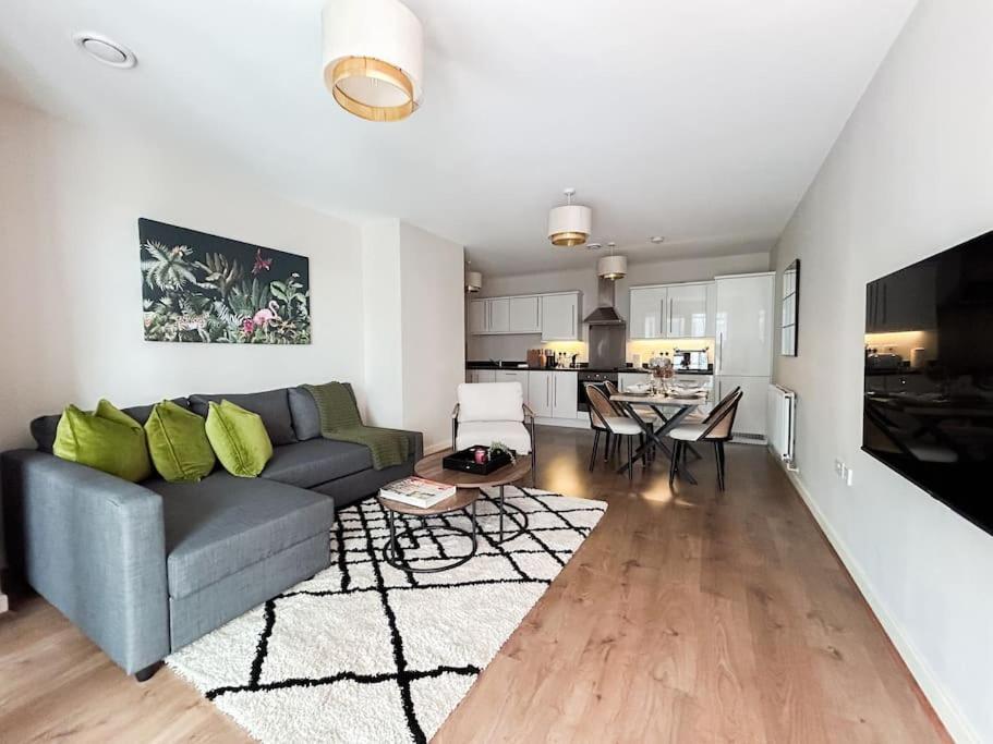 Stylish Urban Sanctuary With Parking Apartment London Exterior photo