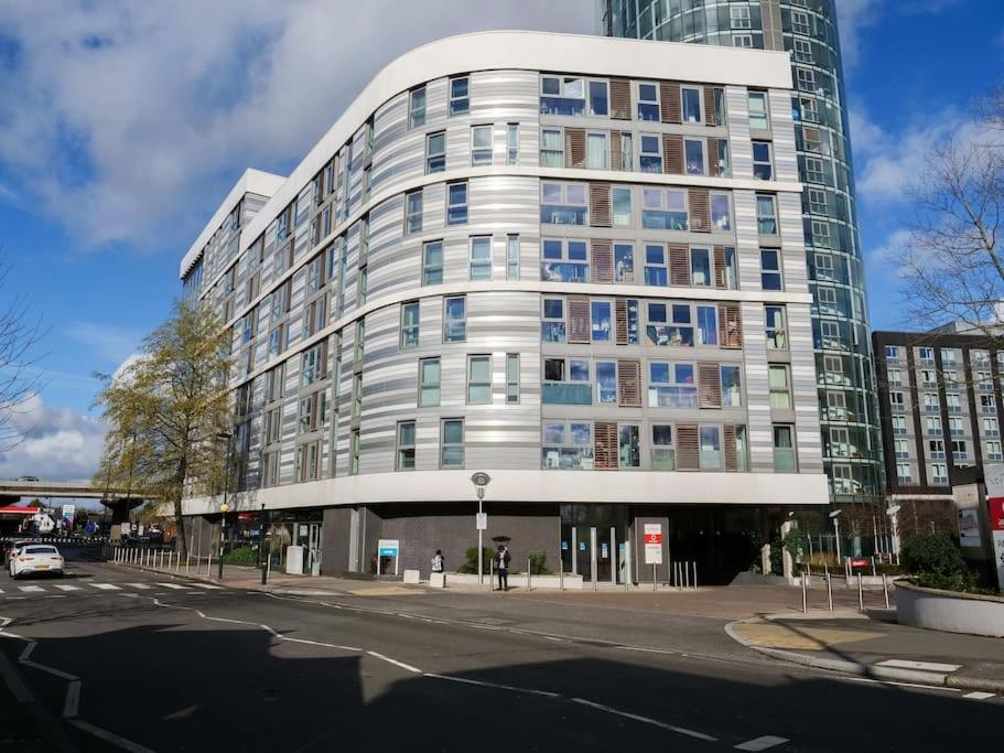 Stylish Urban Sanctuary With Parking Apartment London Exterior photo