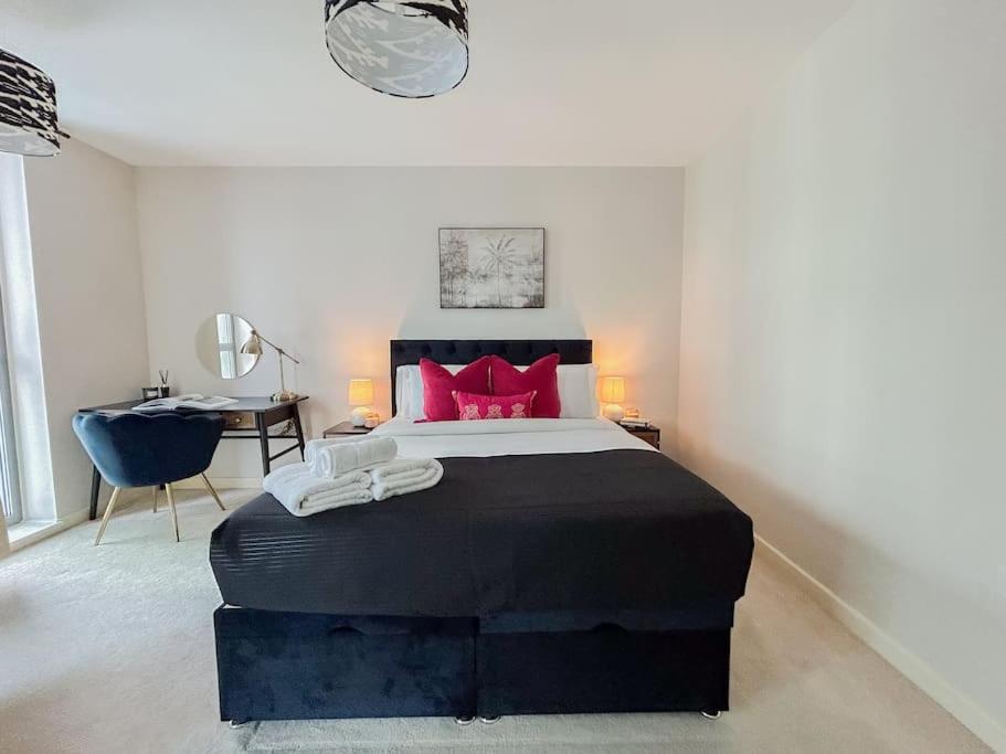 Stylish Urban Sanctuary With Parking Apartment London Exterior photo